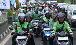 Ribuan Guru Ngaji dan Tukang Ojek Antar Dadang Supriatna-Ali Syakieb Daftar ke KPU